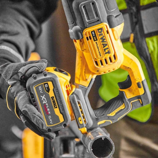 Акумуляторна шабельна пила DeWALT DCS386T1 (18 В, 6 А*год, 3000 ход/хв)