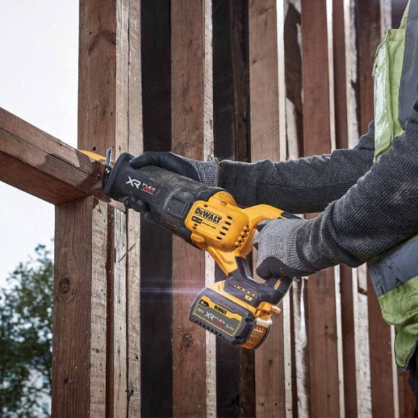 Акумуляторна шабельна пила DeWALT DCS386T1 (18 В, 6 А*год, 3000 ход/хв)