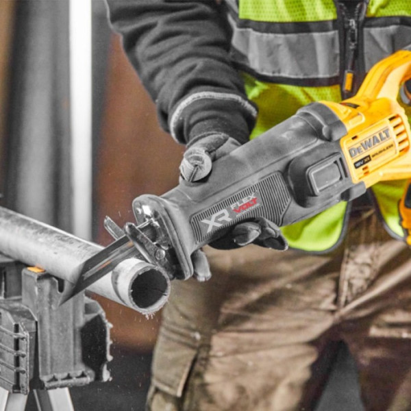Акумуляторна шабельна пила DeWALT DCS386T1 (18 В, 6 А*год, 3000 ход/хв)